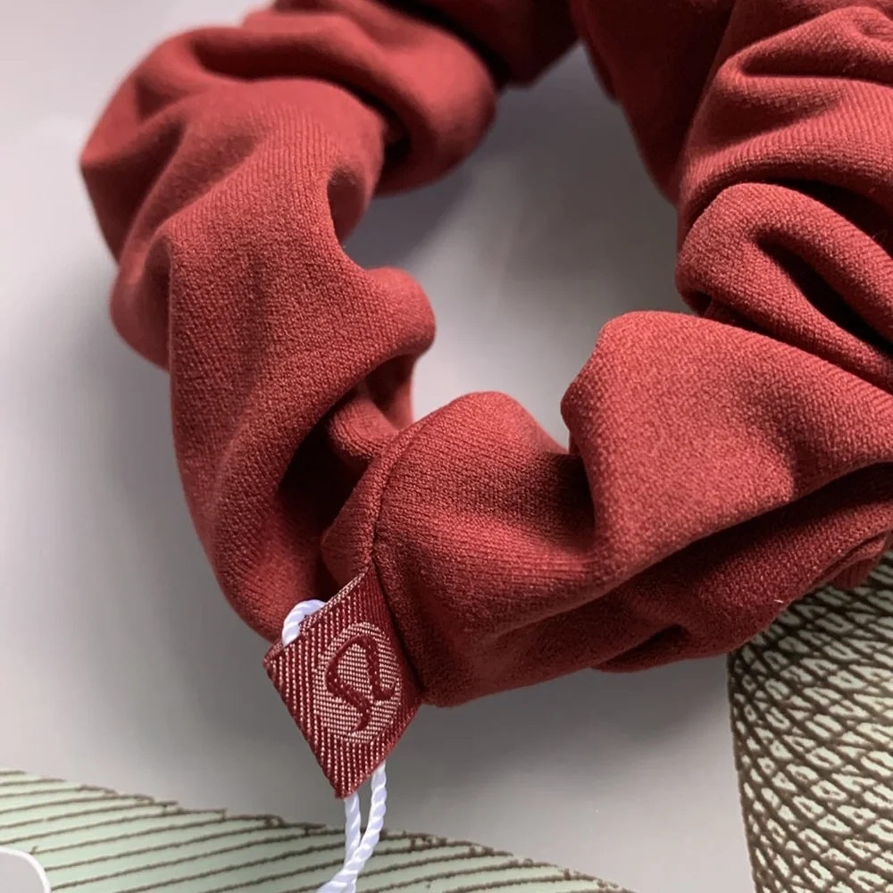 Lululemon NWT Uplifting Scrunchie color Mulled Wine